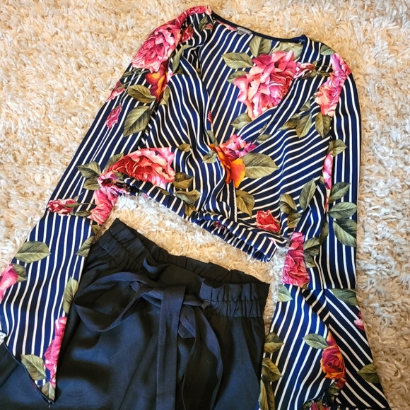 Charlotte Russe Floral Crop Top - Picture 3 of 5
